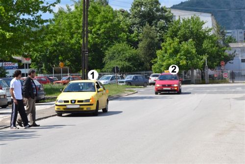 Shoferi i automjetit të shënuar me Nr. 1 që është ndalur përskaj tehut të djathtë të rrugës (si në fotografi) gjatë kyçjes në komunikacion: