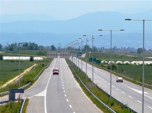 Shoferi i cili me automjetin motorik shkyçet nga komunikacioni në autostradë, është i obliguar:
