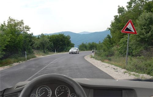 Сообраќајниот знак прикажан на сликата, надвор од населено место се поставува на оддалеченост: