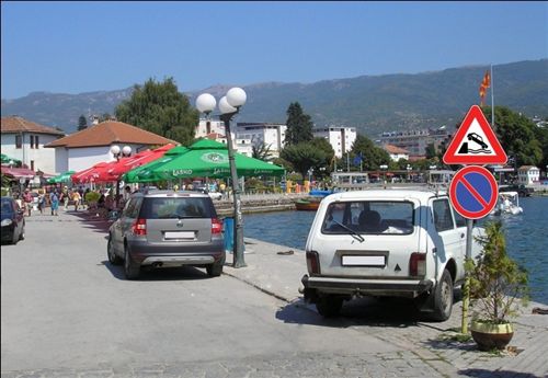 Shenjat e komunikacionit të paraqitura në fotografi tregojnë: